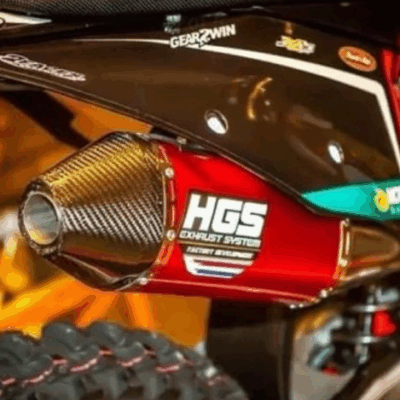 Découvrez la ligne complète en aluminium rouge avec embout carbone HGS pour KTM 450 SXF, Husqvarna 450 FC et GasGas 450 MCF. Disponible sur mtc60.fr