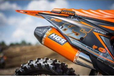 Découvrez la ligne complète en aluminium orange avec embout carbone pour KTM 450 SXF et Husqvarna 450 FC 2023, disponible sur mtc60.fr
